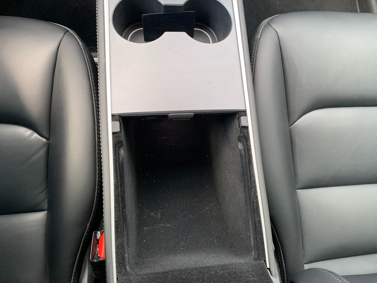 Tesla Model Y 275 chevaux | Premiére MAIN | Standard | Toit panoramique | Cuir | Siéges électriques