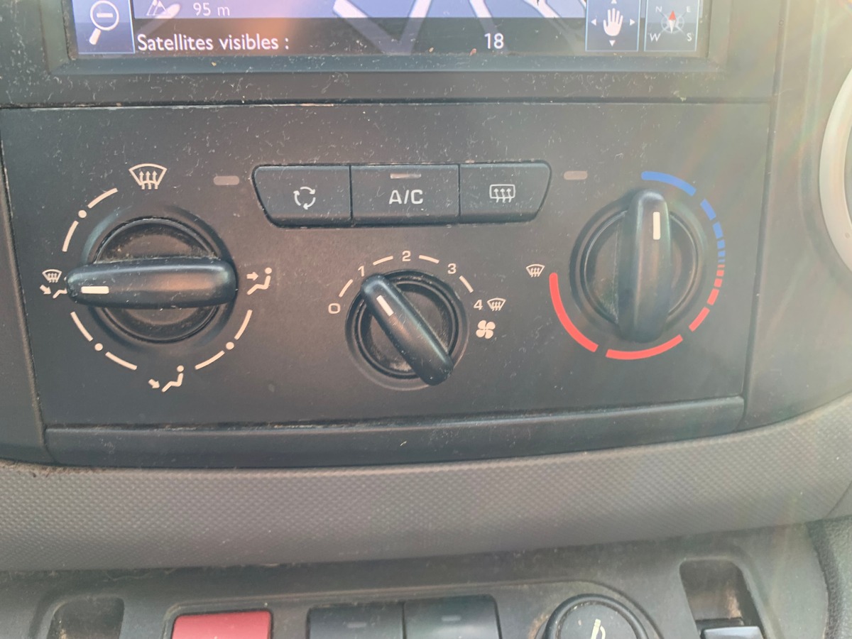 Peugeot Partner 100 ch | 5 Places | GPS | Climatisation | Attelage | Roue secours | Apple car play