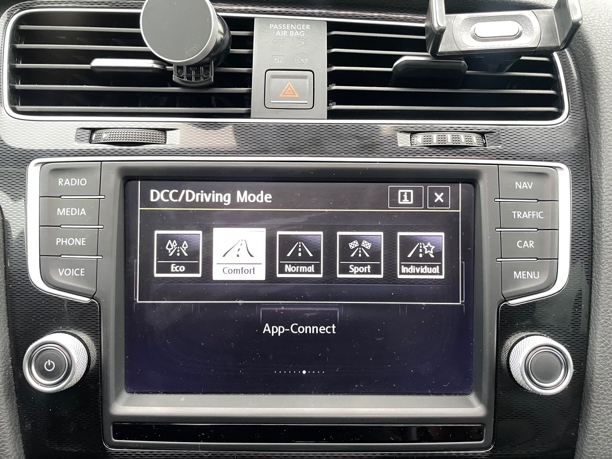 Volkswagen Golf GTI 230