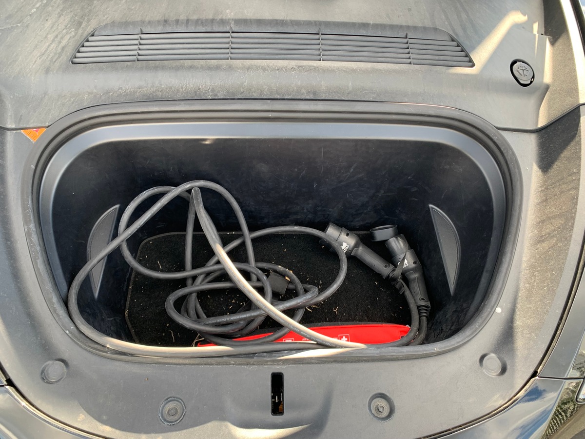 Tesla Model Y 275 chevaux | Premiére MAIN | Standard | Toit panoramique | Cuir | Siéges électriques