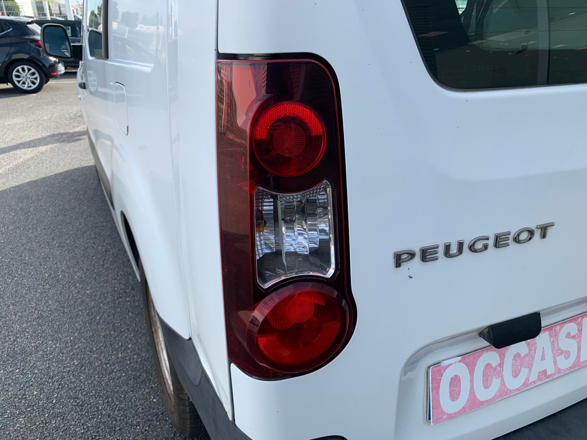 Peugeot Partner 100 ch | 5 Places | GPS | Climatisation | Attelage | Roue secours | Apple car play