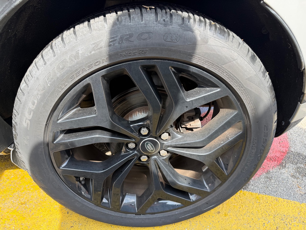 LAND ROVER EVOQUE 2.0 D 150 CV R DYNAMIC / Toit Ouvrant / Meridian / Pack Black / Jantes Noires
