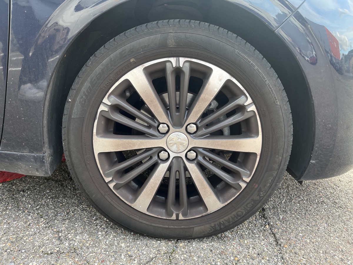 Peugeot 208 1.6 BlueHDI 100ch ALLURE 3P, Courroie de distribution OK, CarPlay, Caméra de recul, GPS