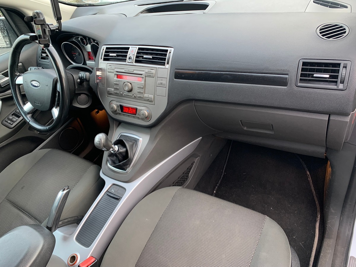 Ford Kuga 140 | TREND | Radar de stationnement avant arriére | Attelage | Climaisation | Jantes 17''