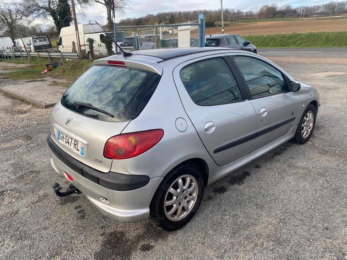 Peugeot 206 1.6i 110cv boite auto 3990eu