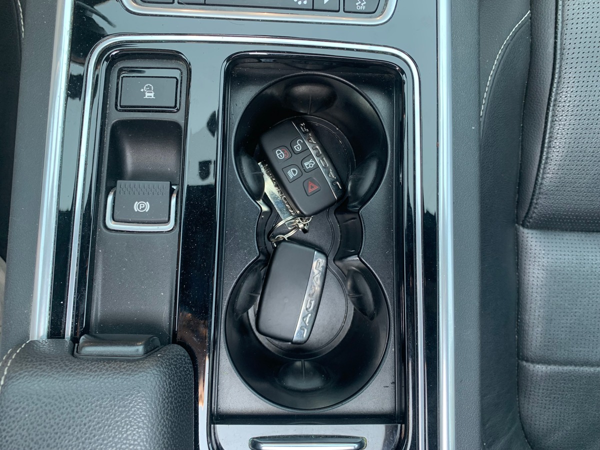 Jaguar XE 240 chevaux | R Sport | GPS | Régulateur de vitesse | Toit ouvrant | Audio MERIDIAN | Cuir
