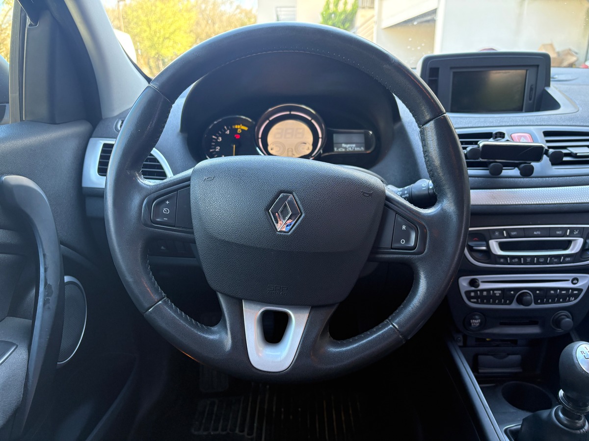 RENAULT Megane III - 1.9DCI 130CH - CARMINAT TOMTOM