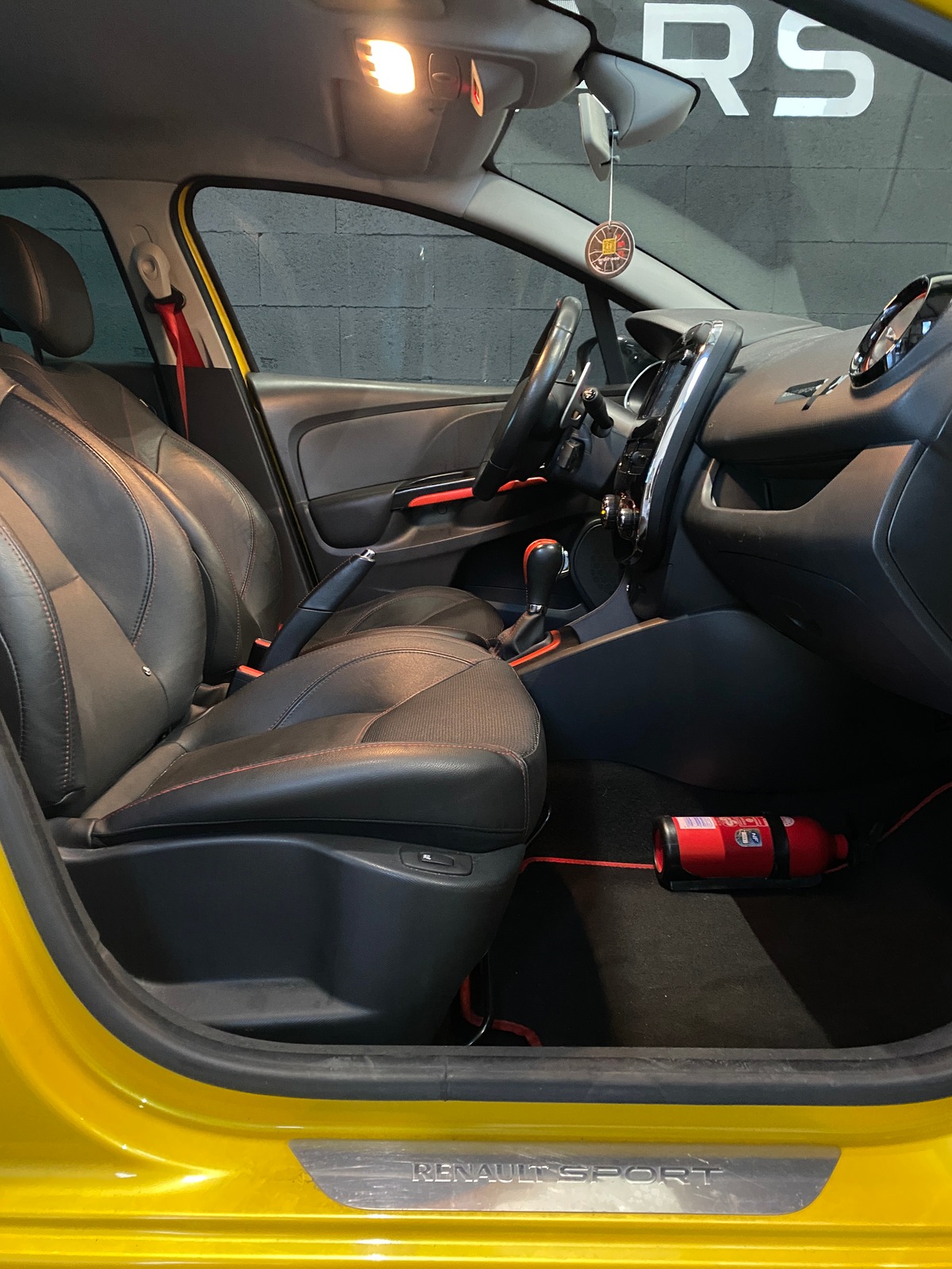 RENAULT Clio IV 1.6 TURBO 200 ENERGY RS EDC E6 JAUNE SIRIUS