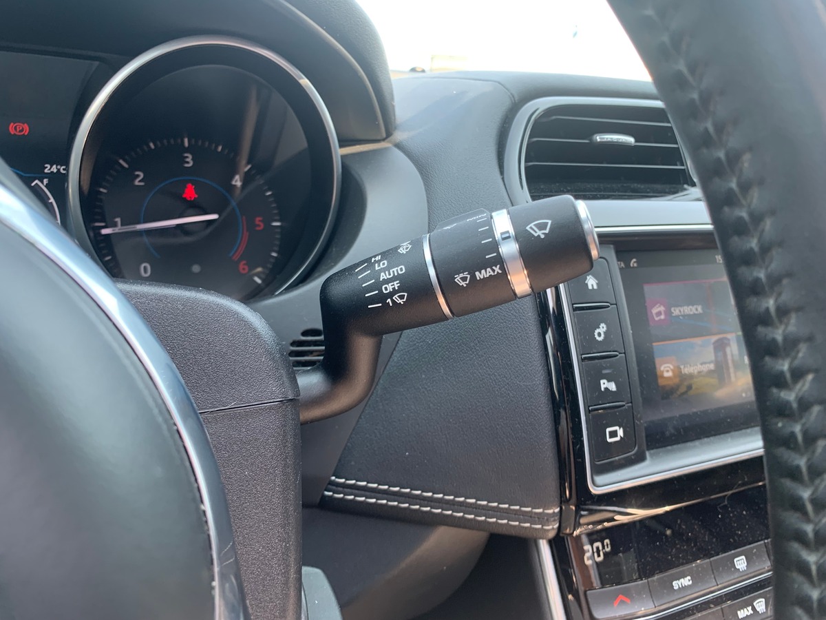 Jaguar XE 240 chevaux | R Sport | GPS | Régulateur de vitesse | Toit ouvrant | Audio MERIDIAN | Cuir