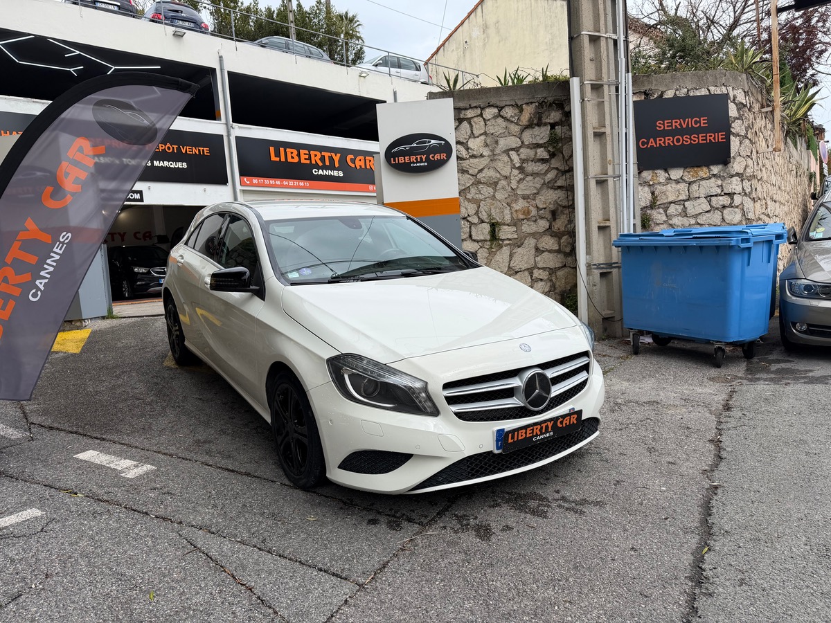 Mercedes Benz Classe A 200 1.6 i 156 CV / Jantes Noires / Pack Black / Sensation / Caméra de Recul