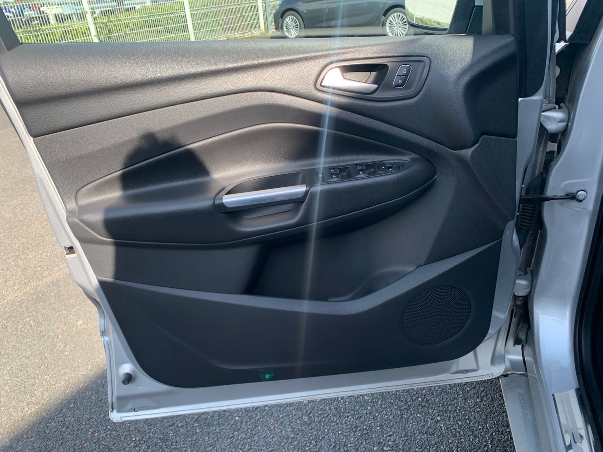 Ford Kuga 120 chevaux | St-Line | Caméra de recul | Attelage | GPS | Coffre assisté électriquement