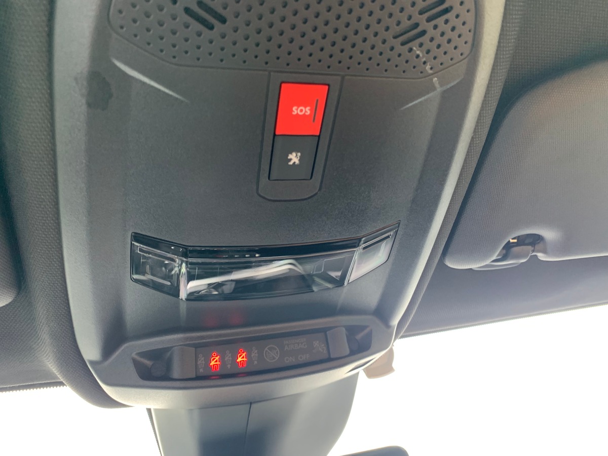 Peugeot 208 130 | GT | Toit panoramique | Caméra recul | Avertisseur angles morts | Apple car play