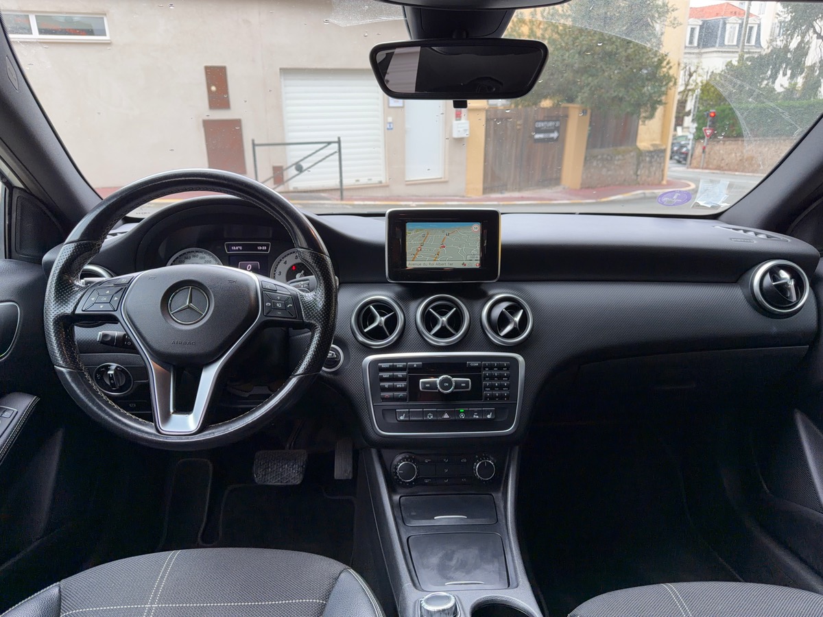 Mercedes Benz Classe A 200 1.6 i 156 CV / Jantes Noires / Pack Black / Sensation / Caméra de Recul