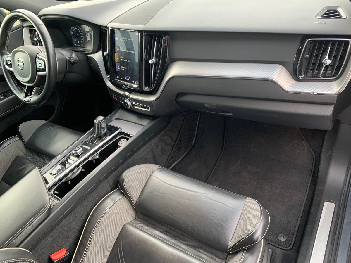 Volvo XC60 197 ch | R-design | Châssis Sport | Jantes Alu 21'' | Sièges Sport | Coffre électrique