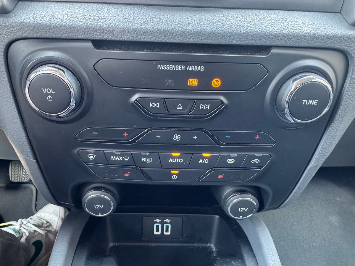 Ford Ranger 200 chevaux | Limited | Double Cabine | 5 places | GPS | Régulateur vitesse | Hard Top