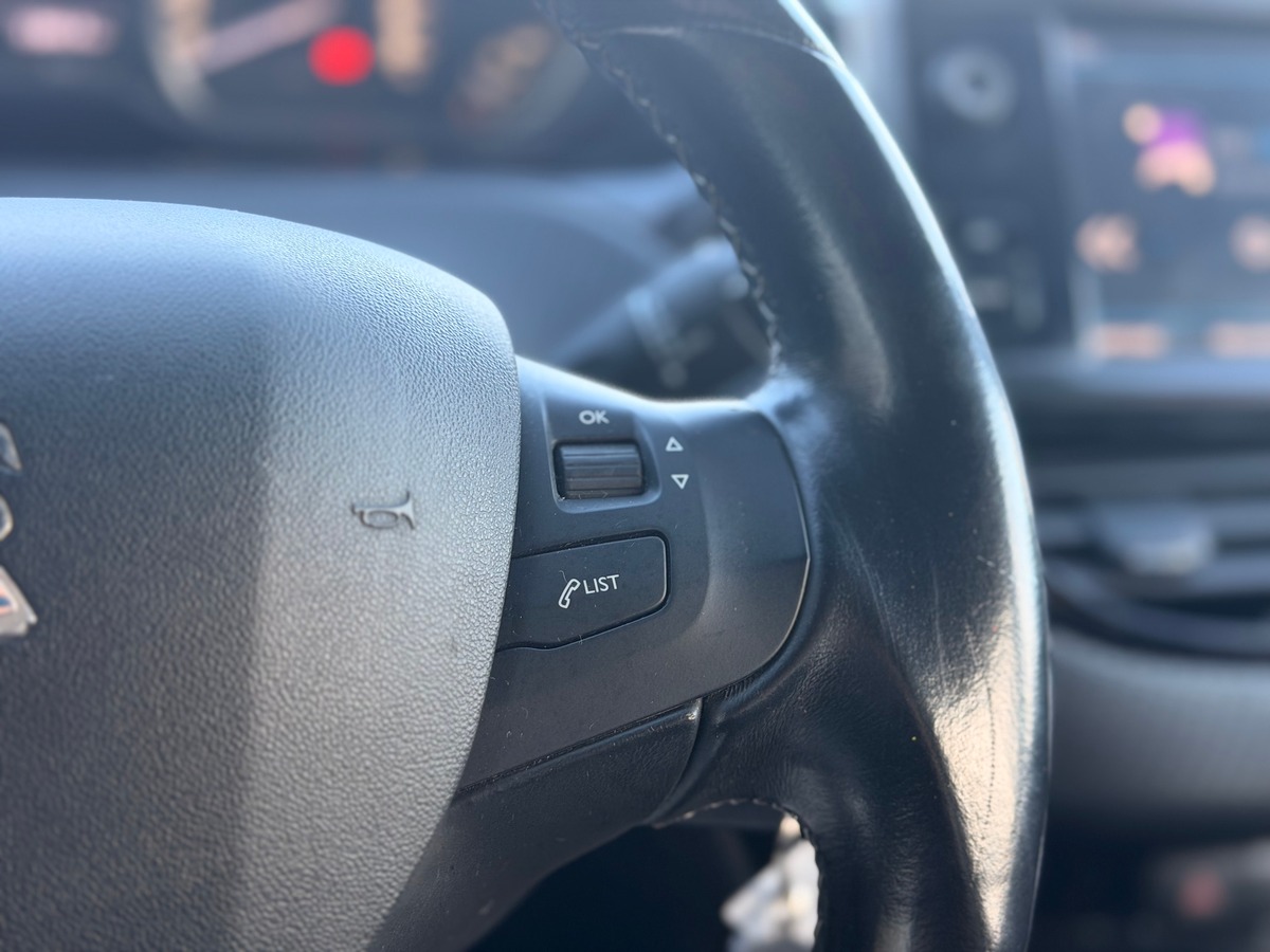 Peugeot 208 Allure 1.2 110 cv BVM5 - Distribution OK / 1ère main