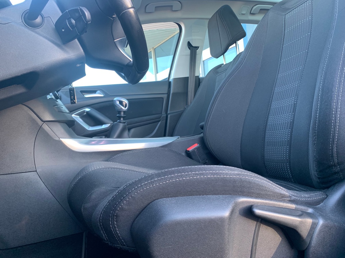 Peugeot 308 115 chevaux | Toit panoramique | Régulateur de vitesse | GPS | Attelage