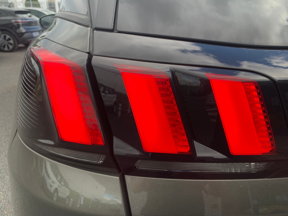 Peugeot 3008 130 ch | Allure | Toit ouvrant panoramique | Caméra recul | Attelage | Apple car play