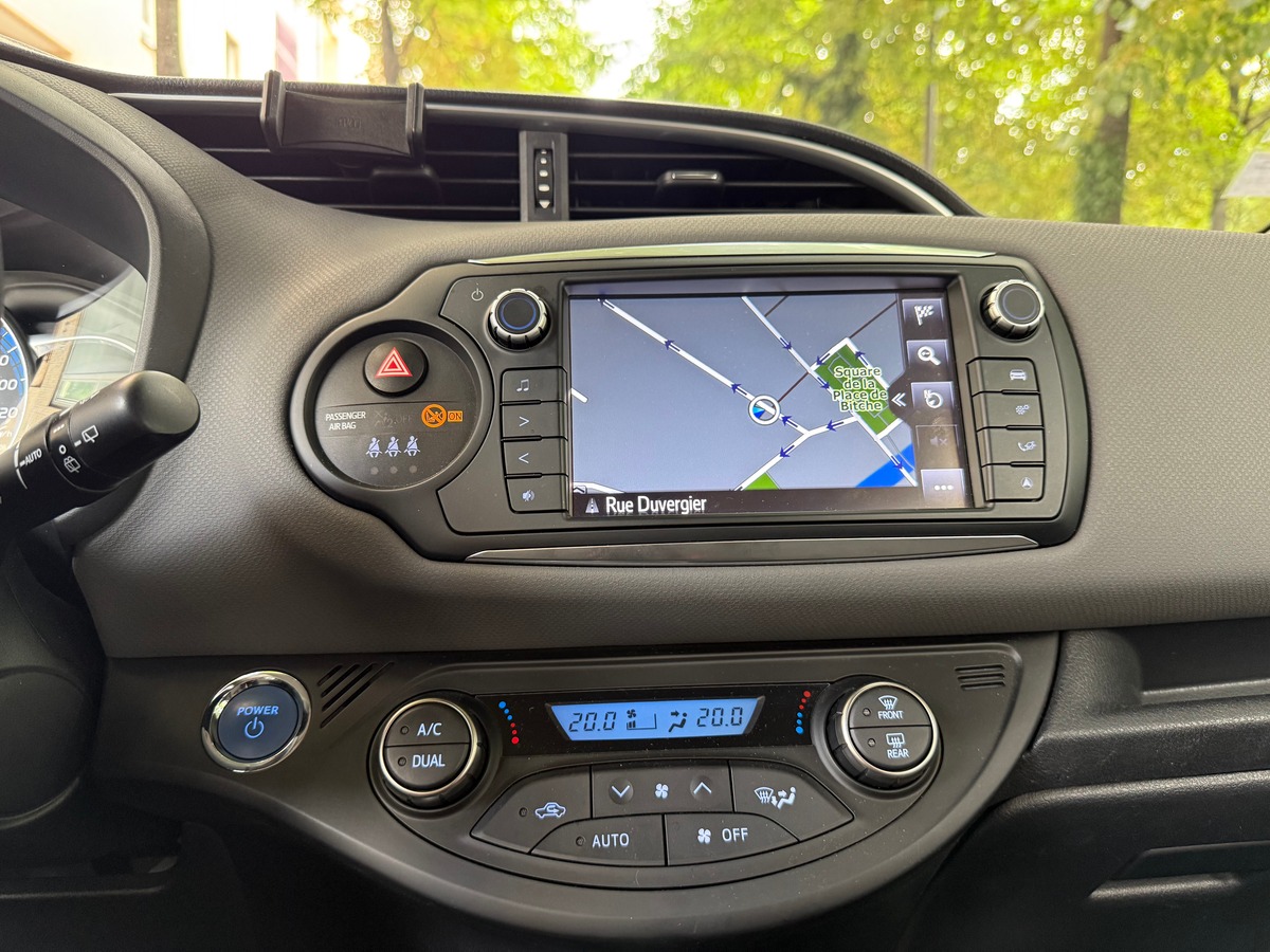 Toyota Yaris III Dynamic Business E-CVT 100h
