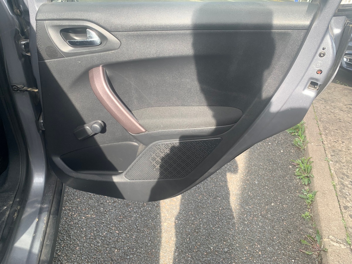 Peugeot 2008 100 ch | Style | Régulateur de vitesse | GPS | Bluetooth | Radar arriére | Barres toit
