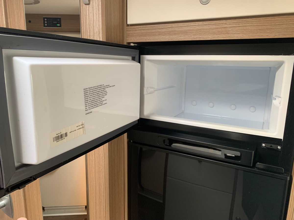 Capron A 140 ch | CAMERA DE RECUL |  LITS SUPPERPOSES | STORE EXTERIEUR | Climatisation manuelle