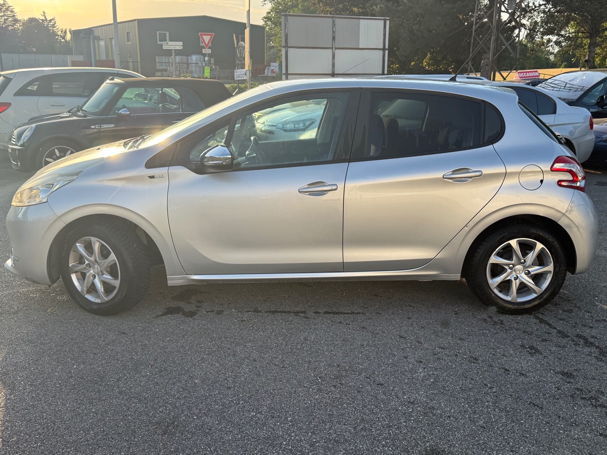 Peugeot 208 / 1.2 E-VTI 82CH / STYLE / CLIM / ÉCRAN BTT / DISTRIB + EMBRAYAGE NEUF