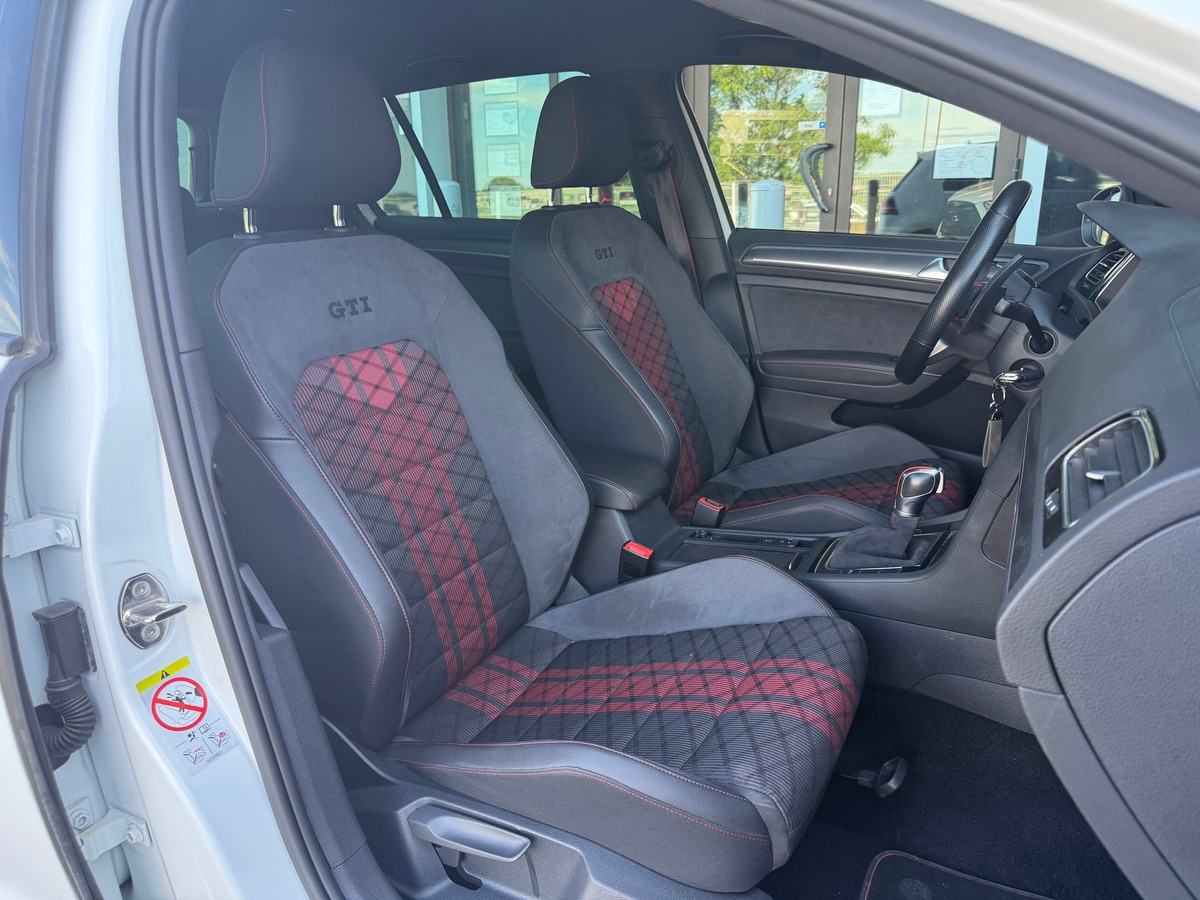Volkswagen Golf VII - TCR / CarVertical / Echappement Akrapovic / Apple Carplay / Caméra