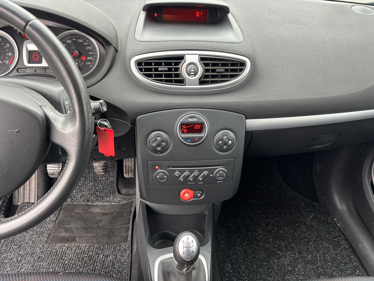 RENAULT Clio III 1.6 Dynamique - VENTE A MARCHAND