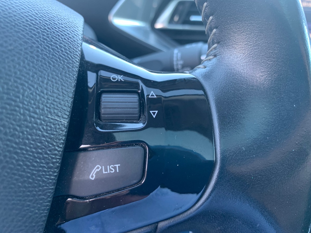 Peugeot 308 115 chevaux | Toit panoramique | Régulateur de vitesse | GPS | Attelage