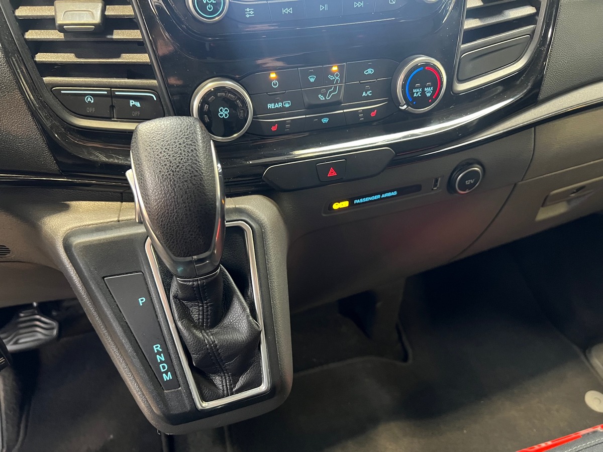 Ford Tourneo Custom L2H1 2.0 TDCI ECOBLUE 170 TITANIUM 9 PLACES MINIBUS