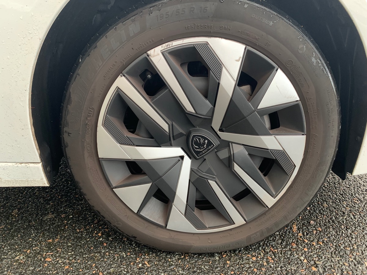 Peugeot 208 100 ch | Active | Aide stationnement arrière | Sièges avant chauffants | Écran tactile