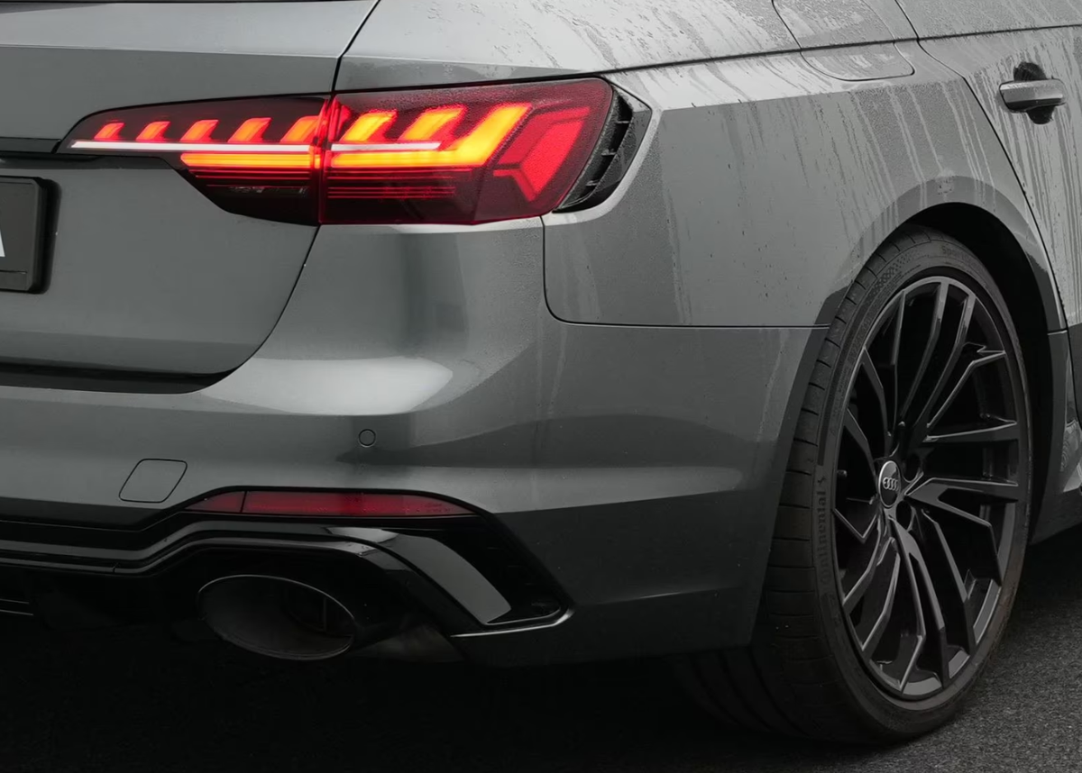 Audi RS4 Avant 2.9 V6 TFSI 450ch quattro tiptronic 8/Attelage/Gris daytona nacré