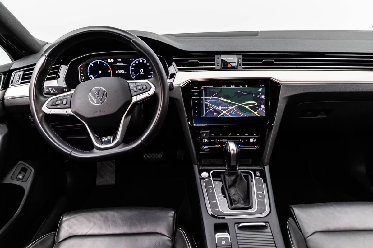 Volkswagen Passat SW VIII 2.0 TDI EVO 200ch R-Line 4Motion DSG7 Bleu Lapiz Attelage