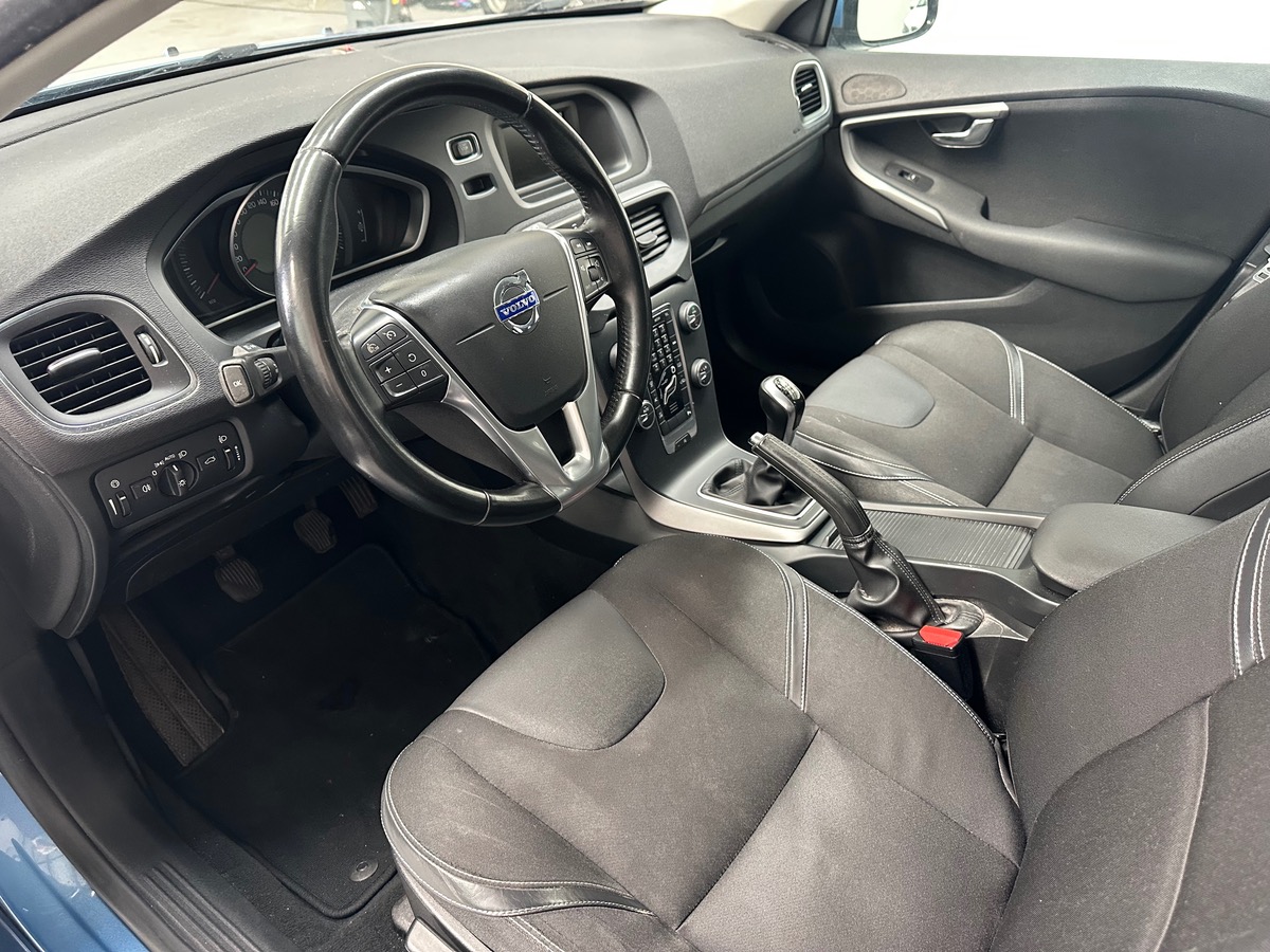 Volvo V40 T2 120CH MOMENTUM BVM6 ENTRETIEN COMPLET VOLVO / 1 ÈRE MAIN