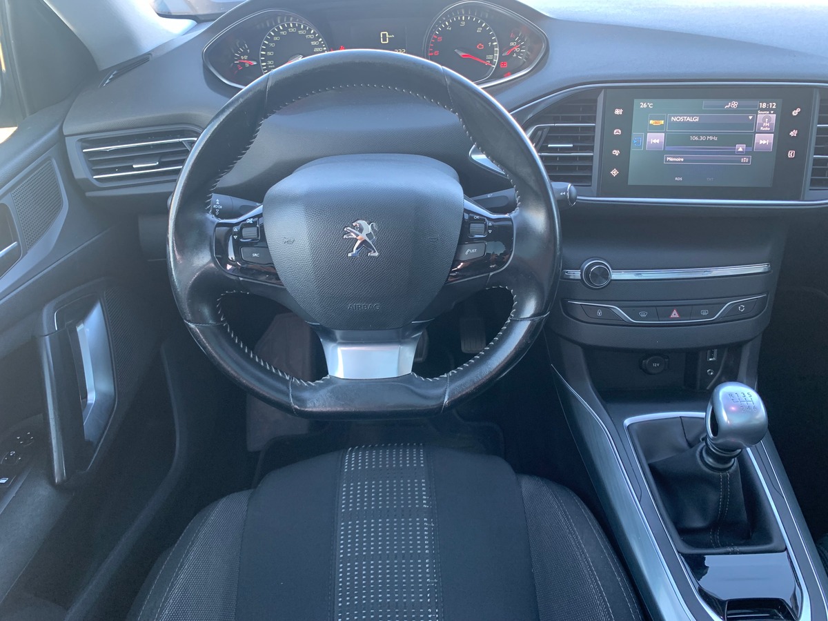 Peugeot 308 115 chevaux | Toit panoramique | Régulateur de vitesse | GPS | Attelage