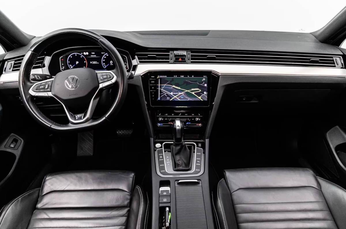 Volkswagen Passat SW VIII 2.0 TDI EVO 200ch R-Line 4Motion DSG7 Bleu Lapiz Attelage