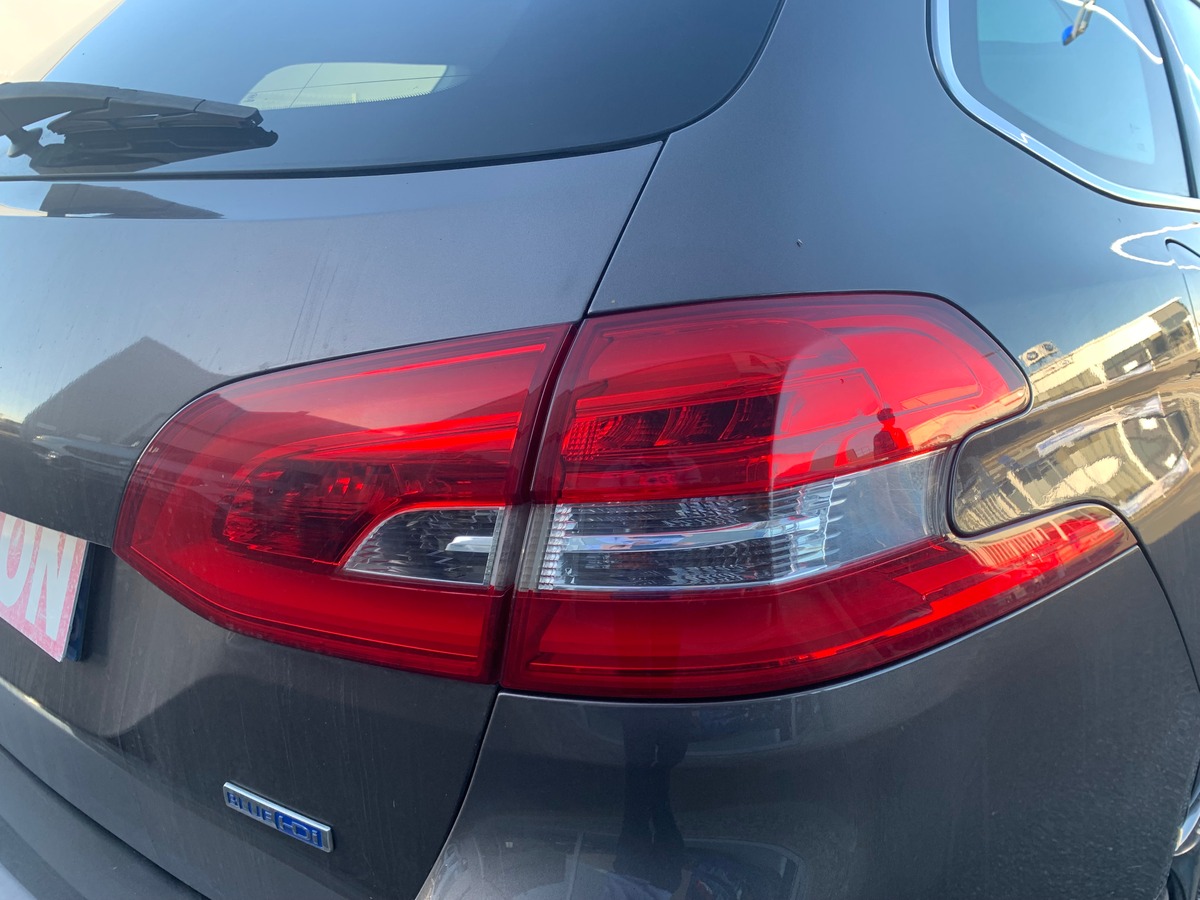 Peugeot 308 115 chevaux | Toit panoramique | Régulateur de vitesse | GPS | Attelage