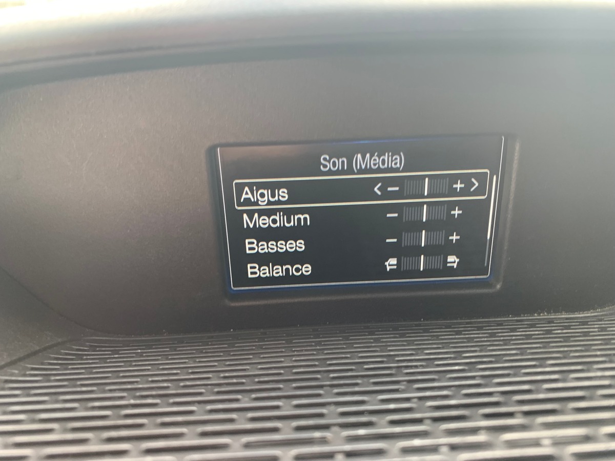 Ford TRANSIT 130 ch | Attelage | Régulateur de vitesse | Bluetooth | Plancher bois et latérale