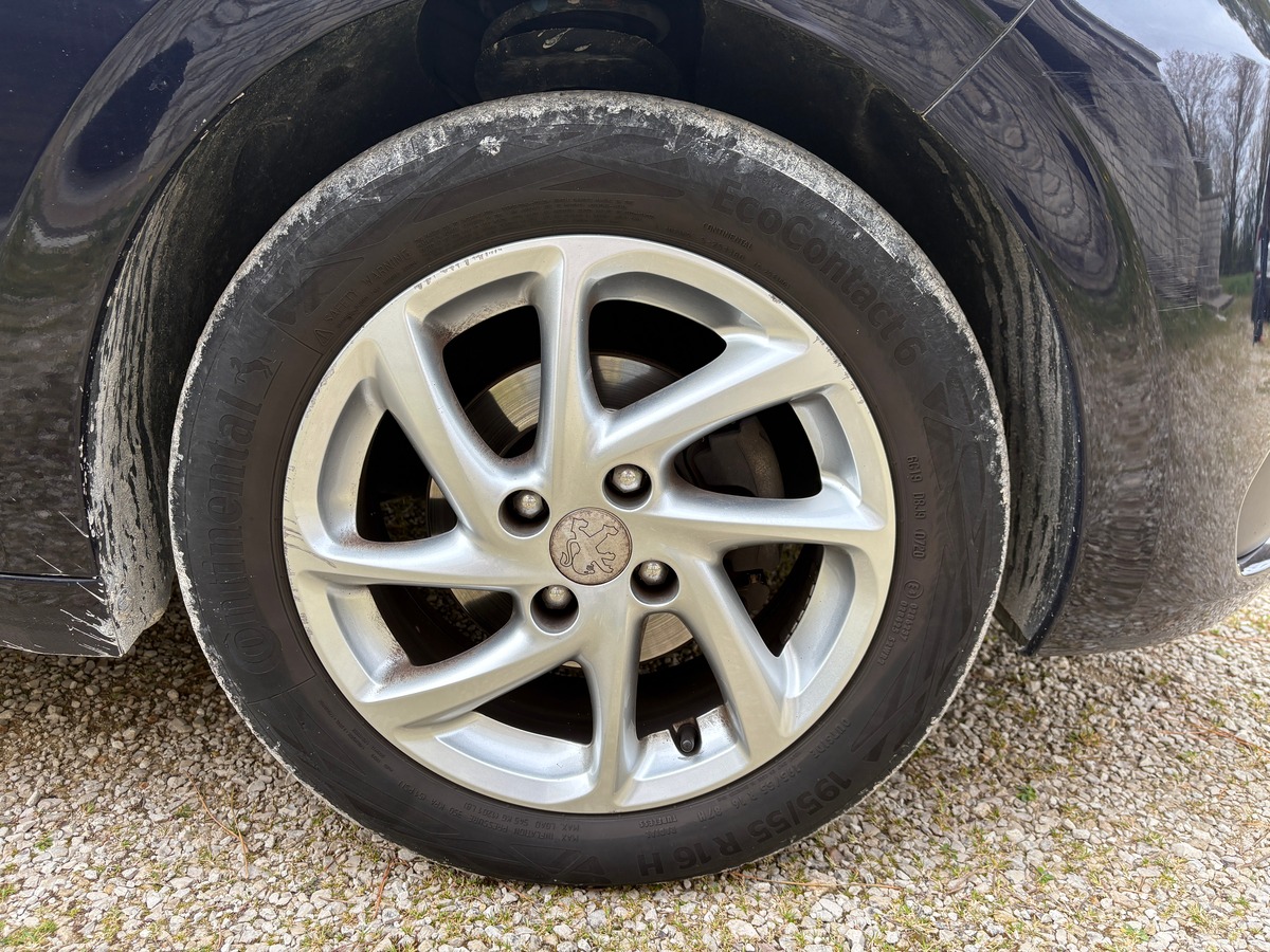 Peugeot 208 VTI - 82CH - STYLE - DISTRIBUTION OK