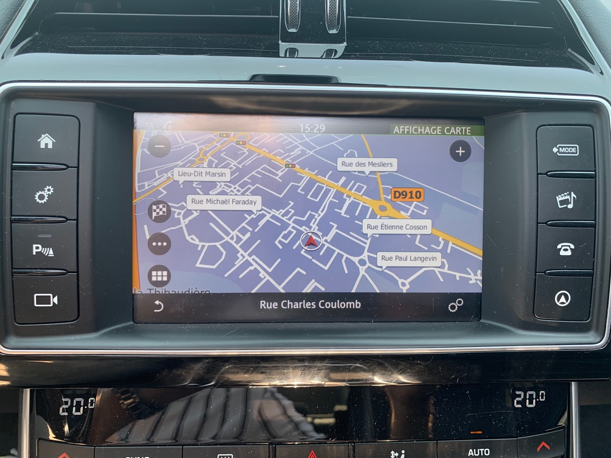 Jaguar XE 240 chevaux | R Sport | GPS | Régulateur de vitesse | Toit ouvrant | Audio MERIDIAN | Cuir