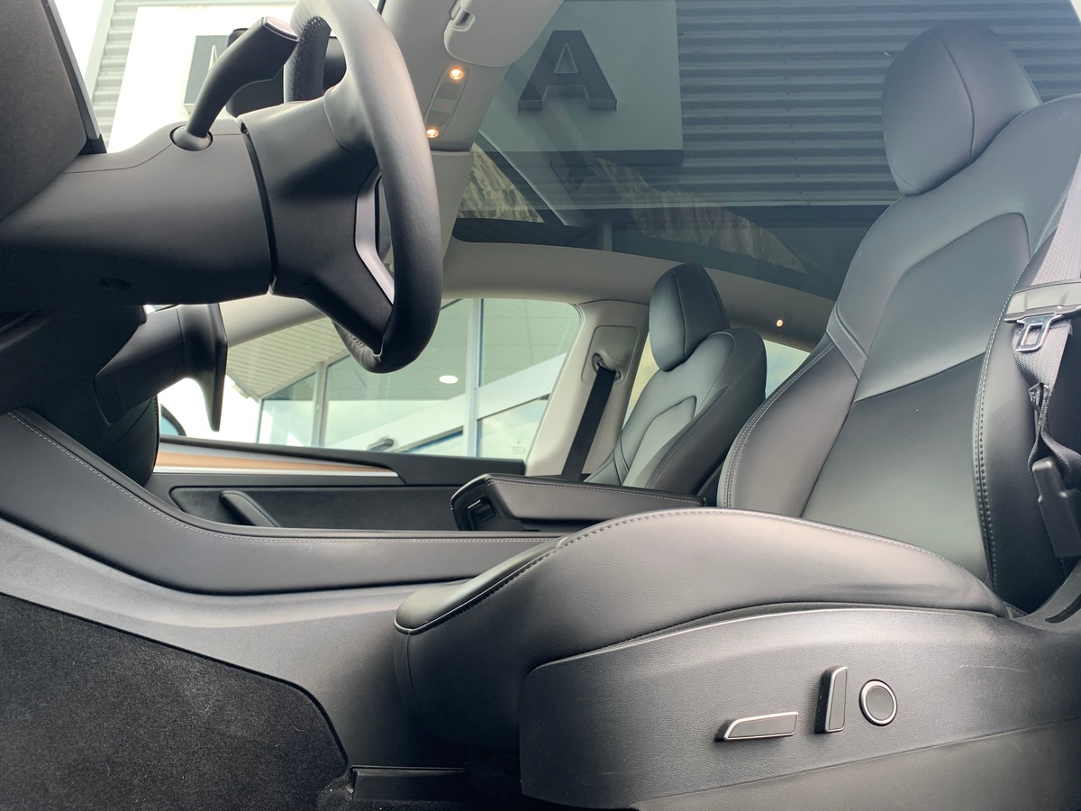 Tesla Model Y 275 chevaux | Premiére MAIN | Standard | Toit panoramique | Cuir | Siéges électriques