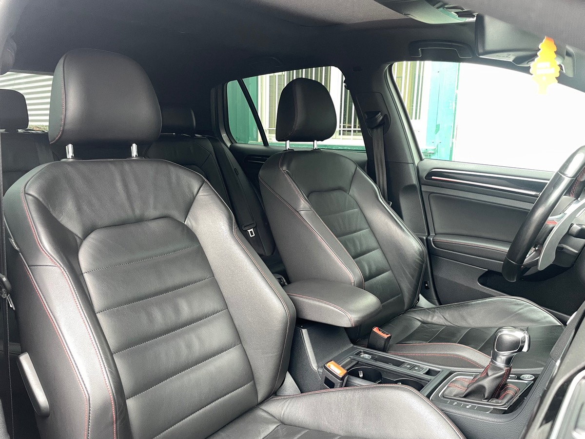 Volkswagen Golf GTI 230