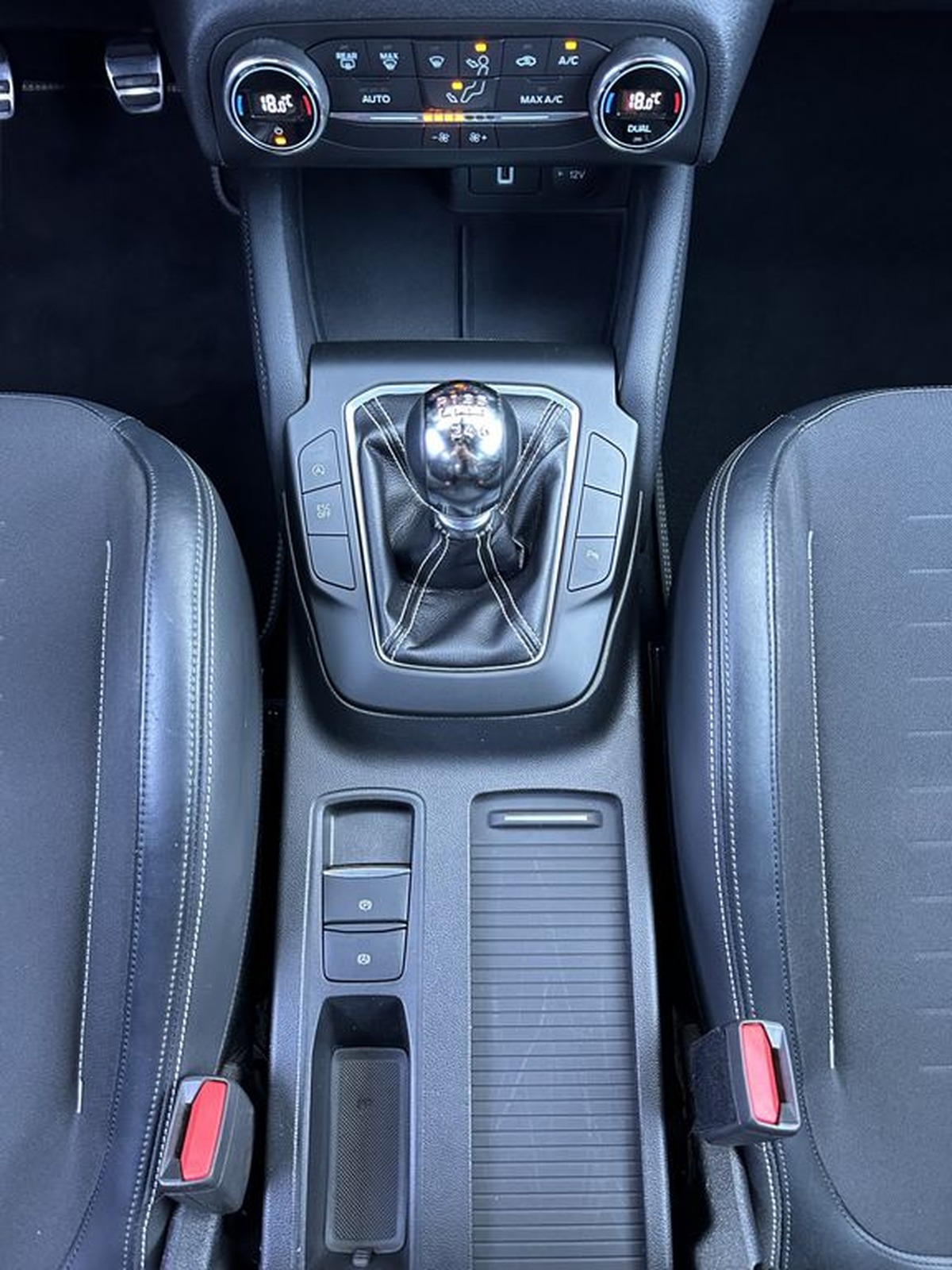 Ford Focus 2.0  ST line 190ch NAV/LED/AHK/ACC/VCOCKPIT/B&O/1 ere MAIN .