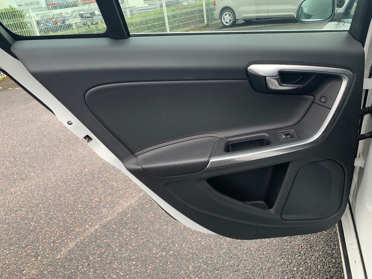 Volvo S60 150 ch | R-design | Attelage amovible | Régulateur vitesse | Radar stationnement arriére