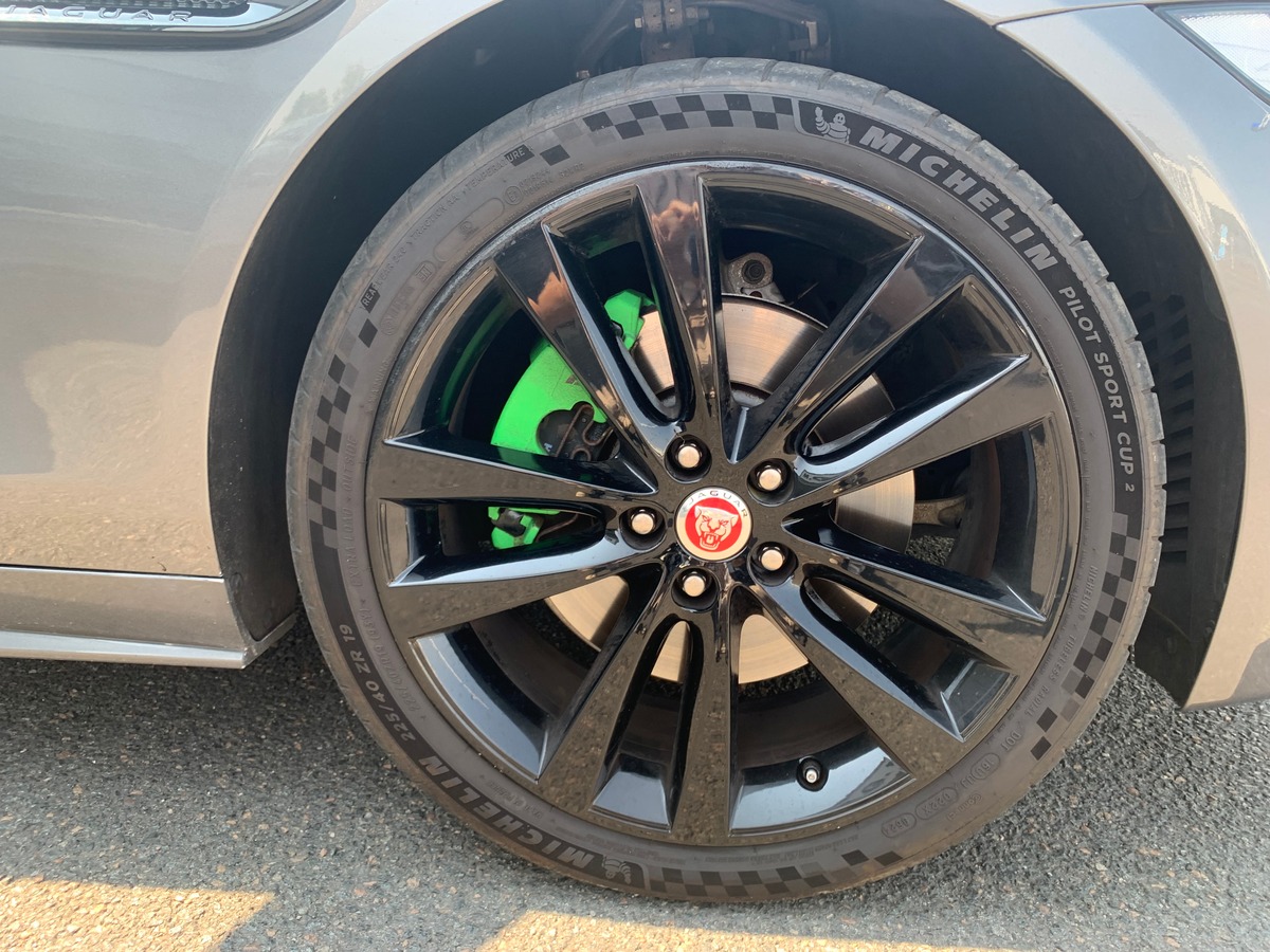 Jaguar XE 240 chevaux | R Sport | GPS | Régulateur de vitesse | Toit ouvrant | Audio MERIDIAN | Cuir