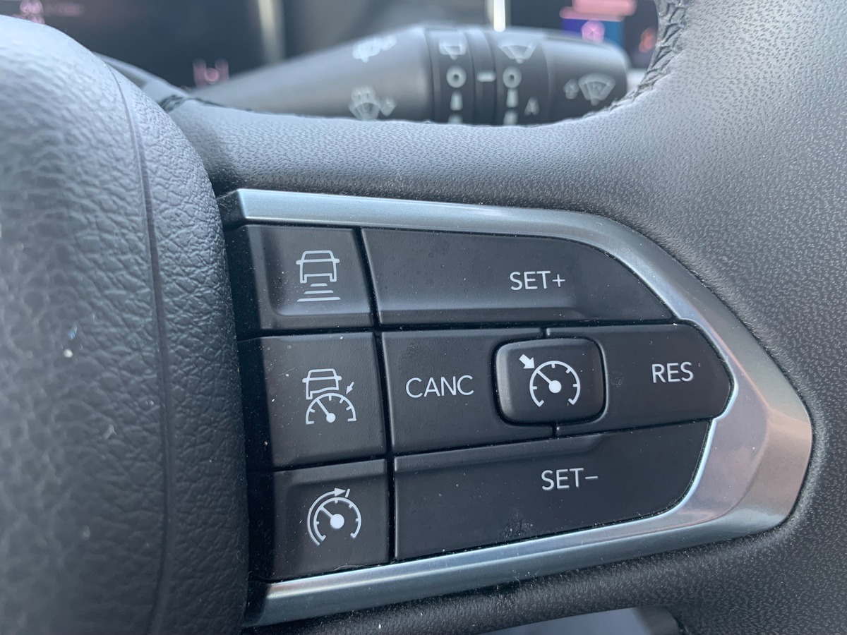 Jeep Compass 130 | (2) 1.6 MJET | Night Eagle | Attelage | GPS | Régulateur vitesse | Apple car Play