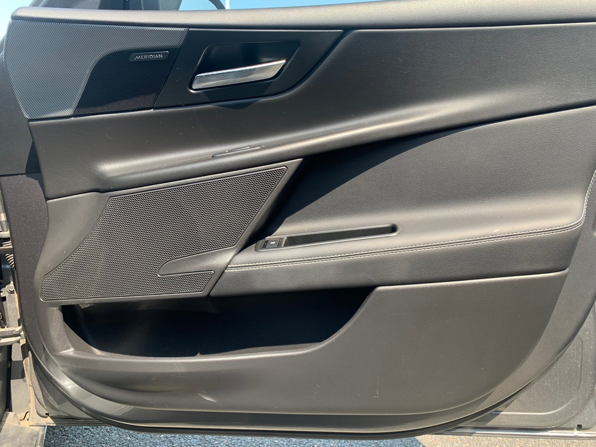 Jaguar XE 240 chevaux | R Sport | GPS | Régulateur de vitesse | Toit ouvrant | Audio MERIDIAN | Cuir