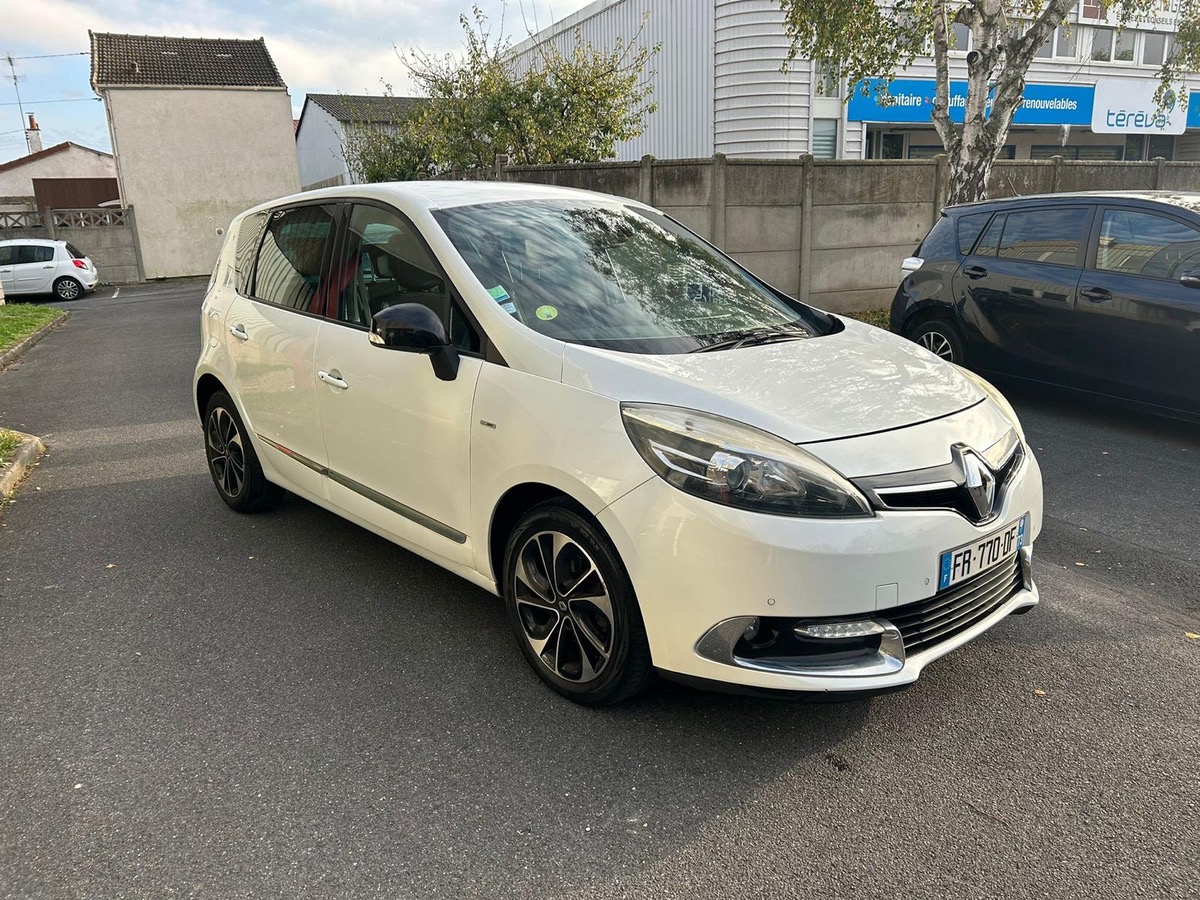 RENAULT Scenic 1.5 DCI 110 CV BOSE en 4XCARTE bleu