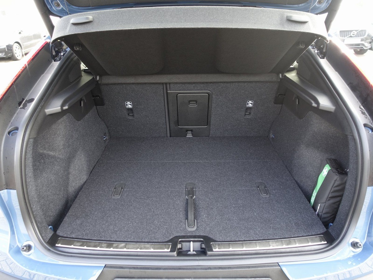Volvo C40 RECHARGE TWIN 408 FIRST EDITION 75 KW j