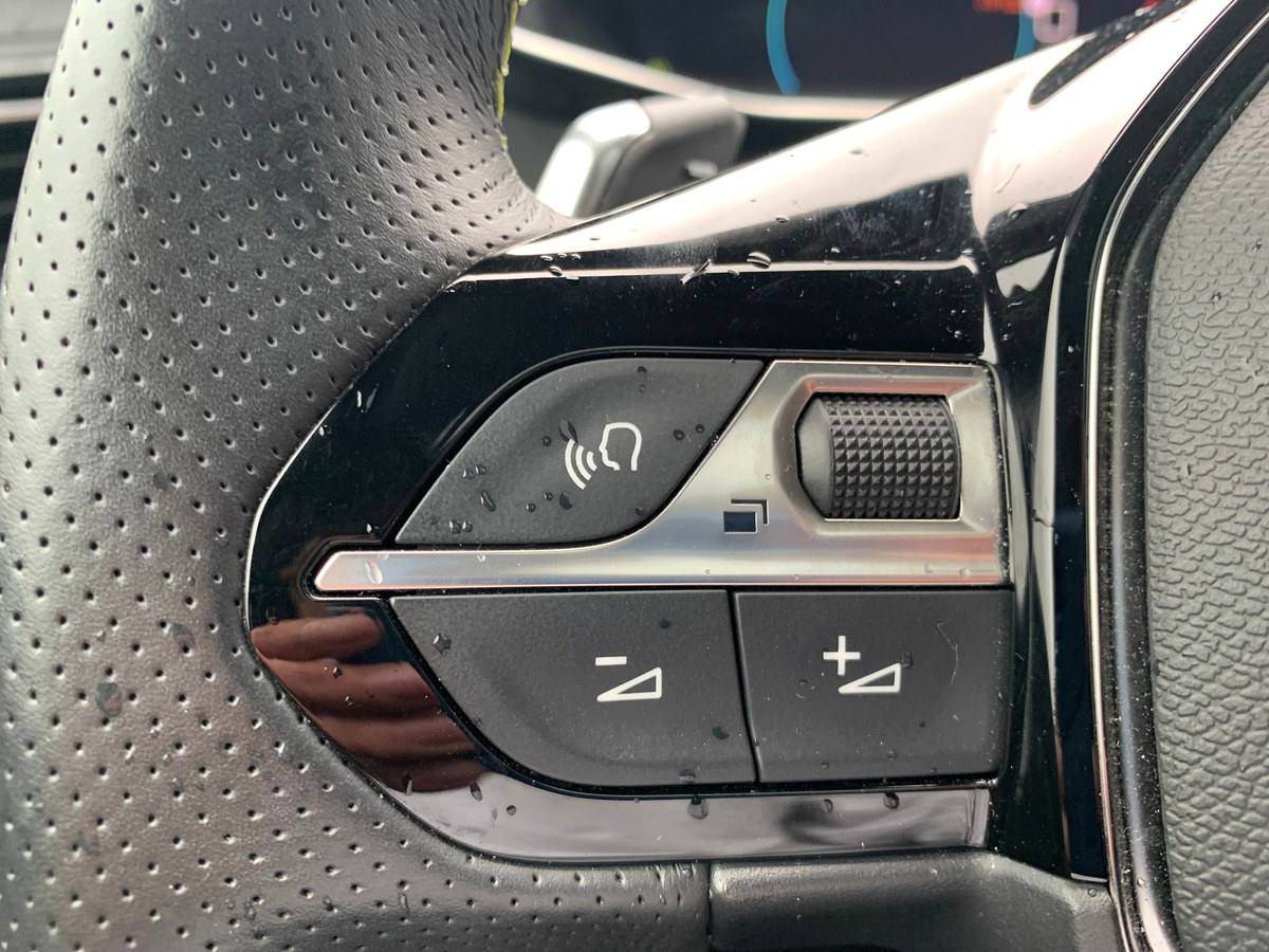 Peugeot 208 130 | GT | Toit panoramique | Caméra recul | Avertisseur angles morts | Apple car play